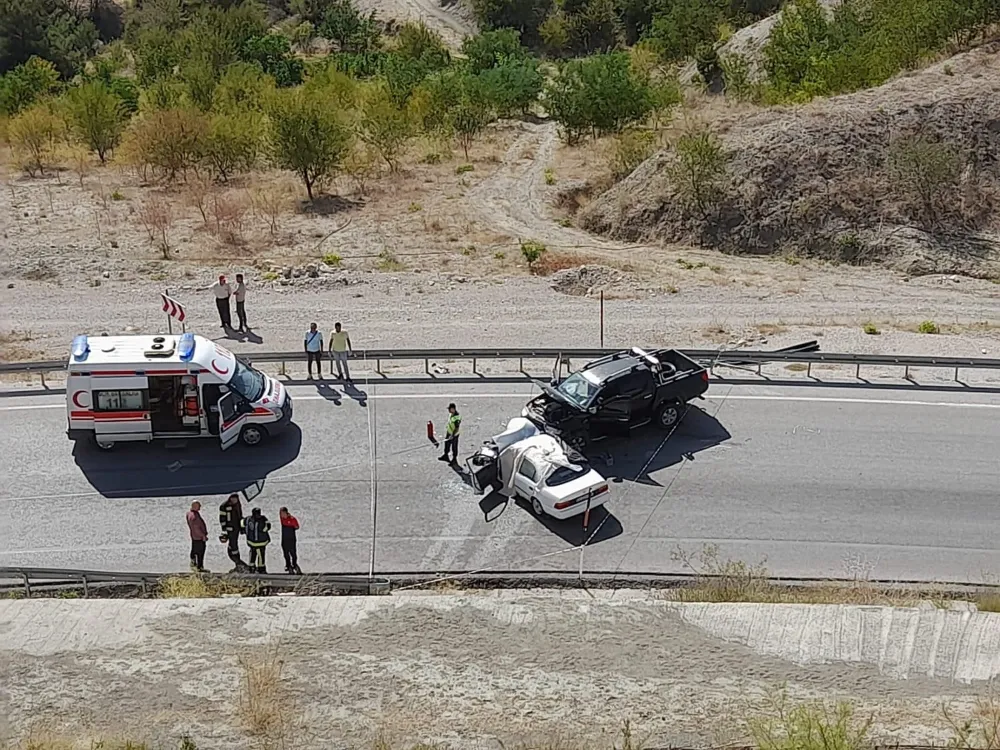 Acıpayam’da iki otomobil kafa kafaya çarpıştı; 1 ölü,3 yaralı