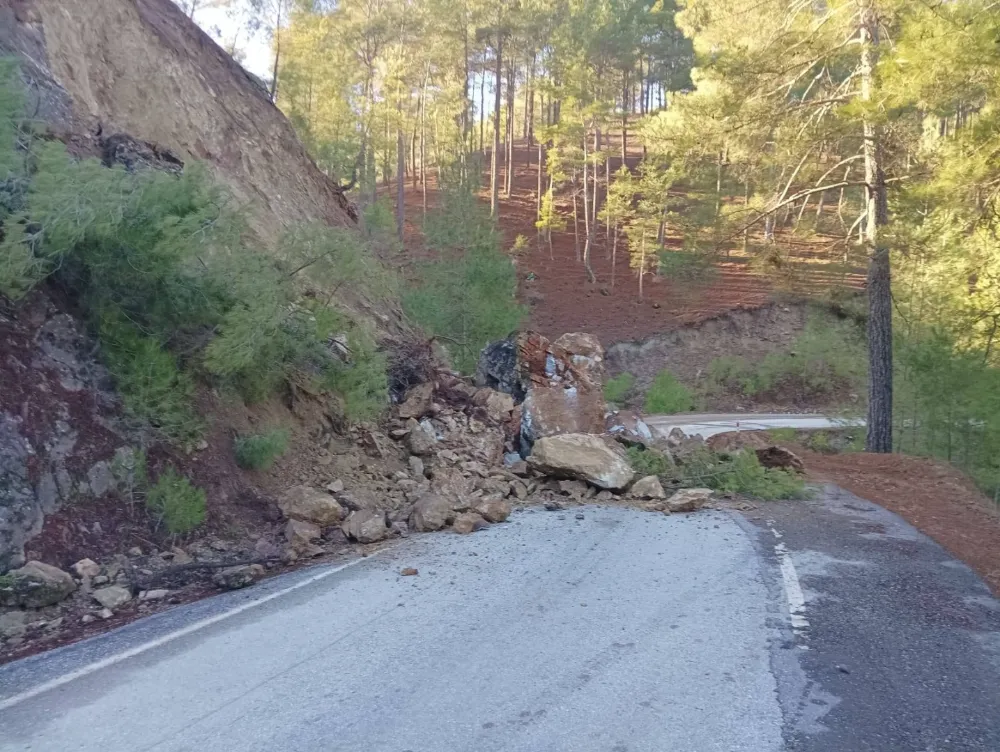 Yola savrulan dev kayalar, ekiplerimizce kaldırıldı!