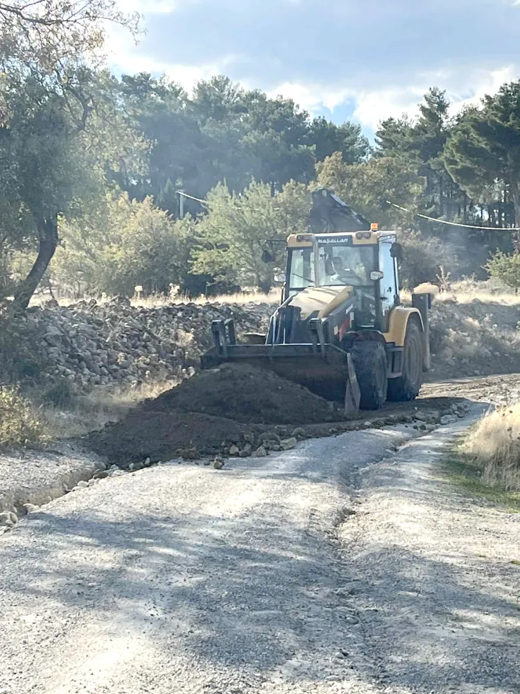 “Evkara Belediyesi Hizmete Başladı!” — Vatandaşlar Kendi Yollarını Kendileri Açtı