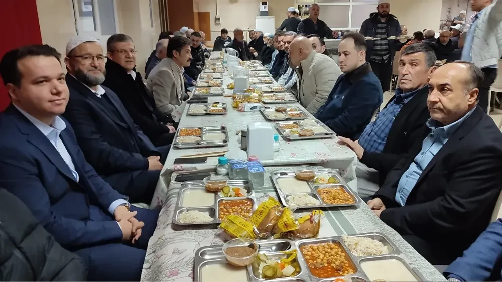 Geleneksel sofrada iki bin kişi dua edip iftar yaptı